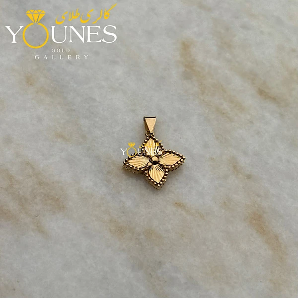 آویز طلا گل تراش دار